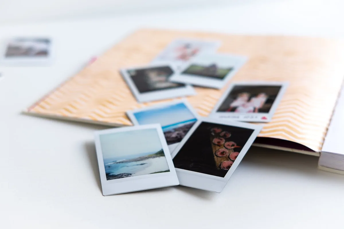 Fotos impressas em papel fotográfico sobre a mesa